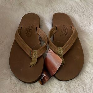 Women’s NWT thin strap Rainbow Sandal size M Buckskin